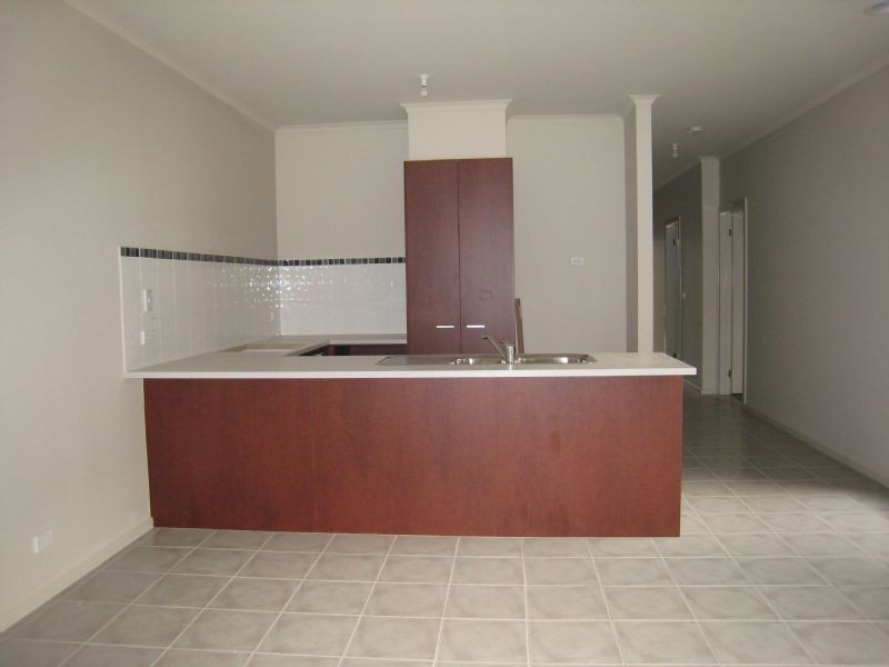 24 Hoxton Crescent, Craigieburn VIC 3064