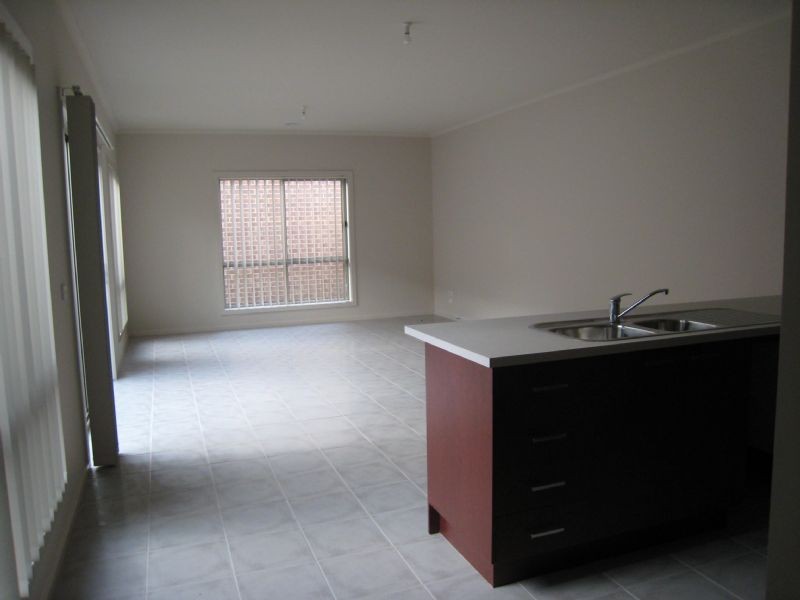 24 Hoxton Crescent, Craigieburn VIC 3064
