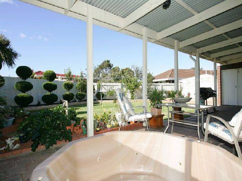 50 Woodstock Drive, Gladstone Park VIC 3043