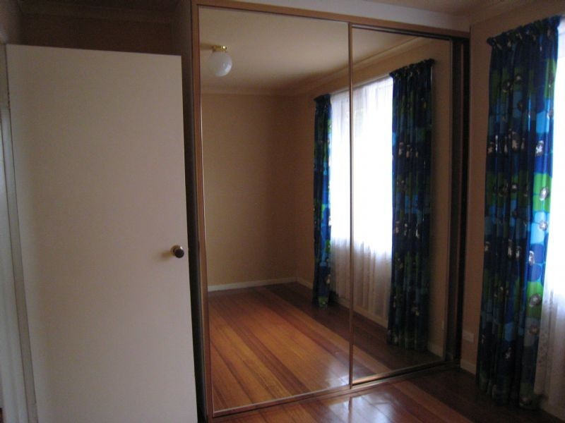 11 Castleton Court, Gladstone Park VIC 3043