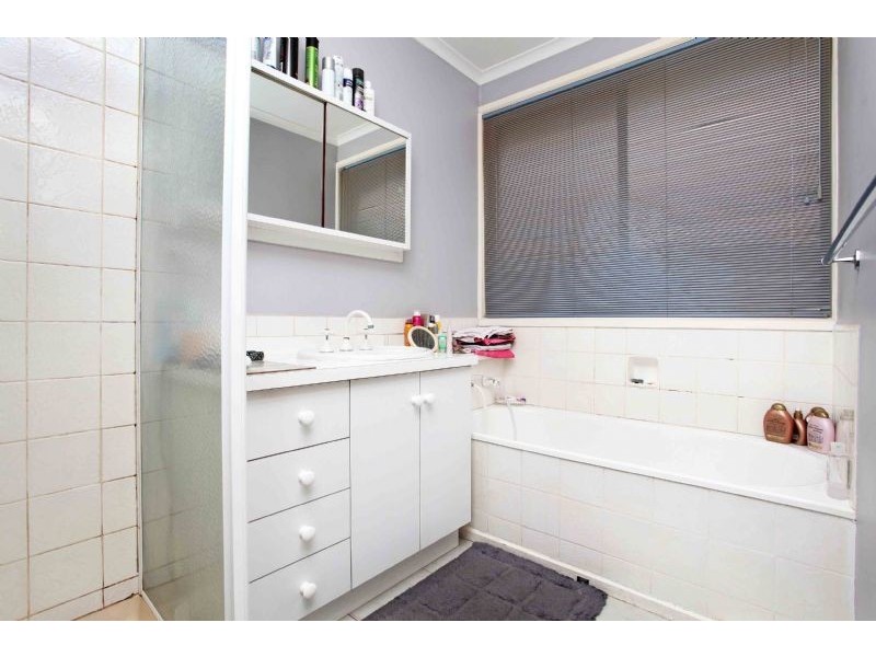 6 Warren Place, Gladstone Park VIC 3043
