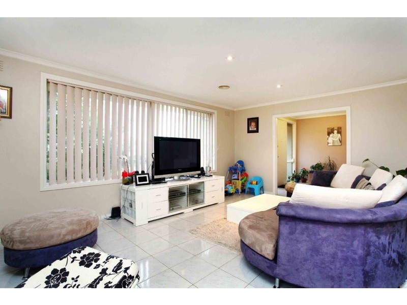 6 Warren Place, Gladstone Park VIC 3043