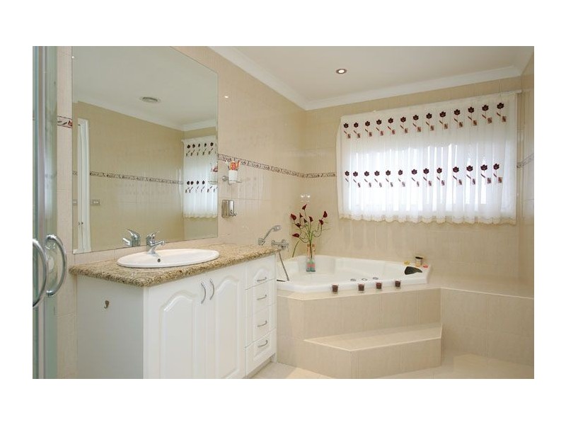 18 Inverie Court, Greenvale VIC 3059