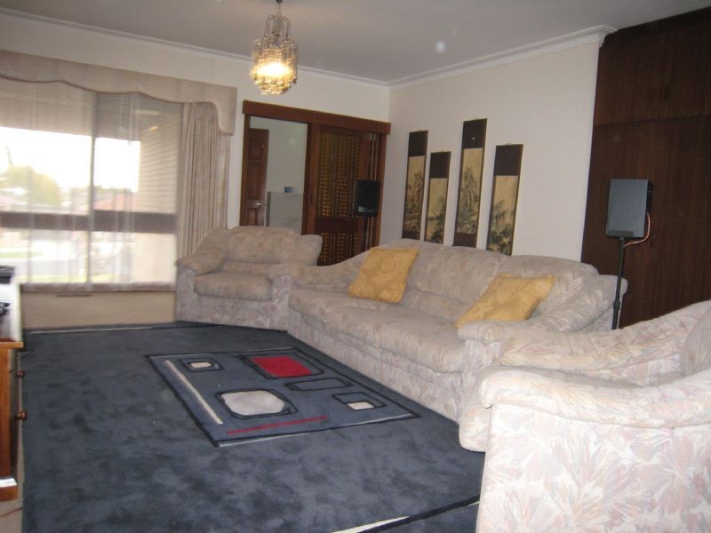 10 Cornwall Close, Gladstone Park VIC 3043