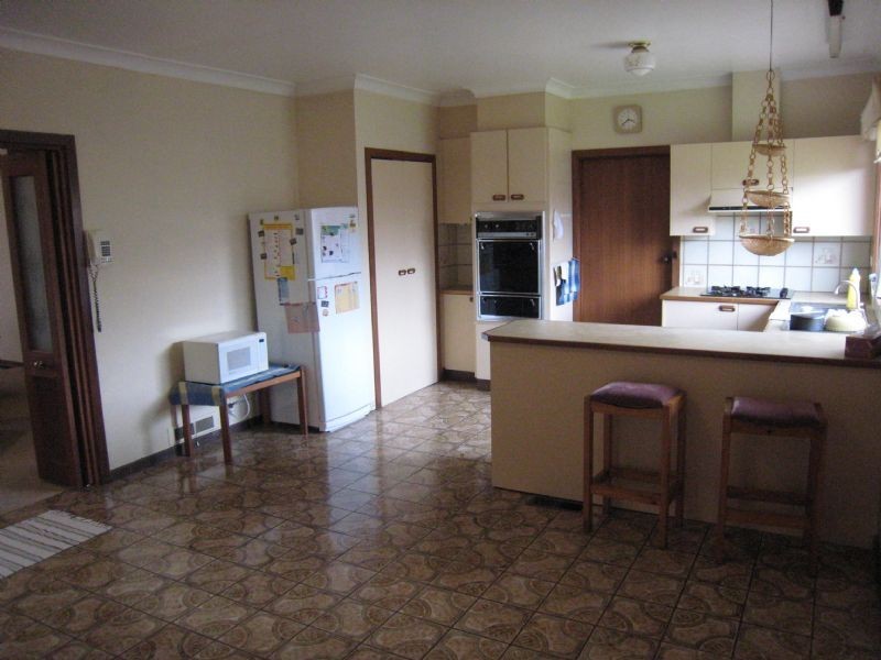 10 Cornwall Close, Gladstone Park VIC 3043