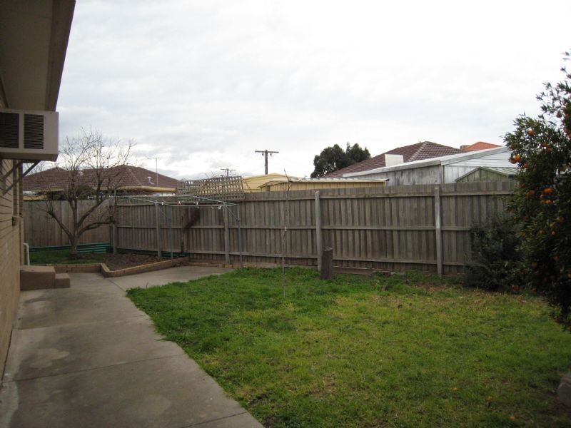 10 Cornwall Close, Gladstone Park VIC 3043