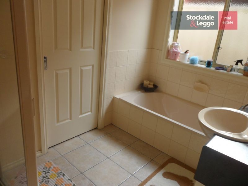 8 Ballybunion Avenue, Craigieburn VIC 3064