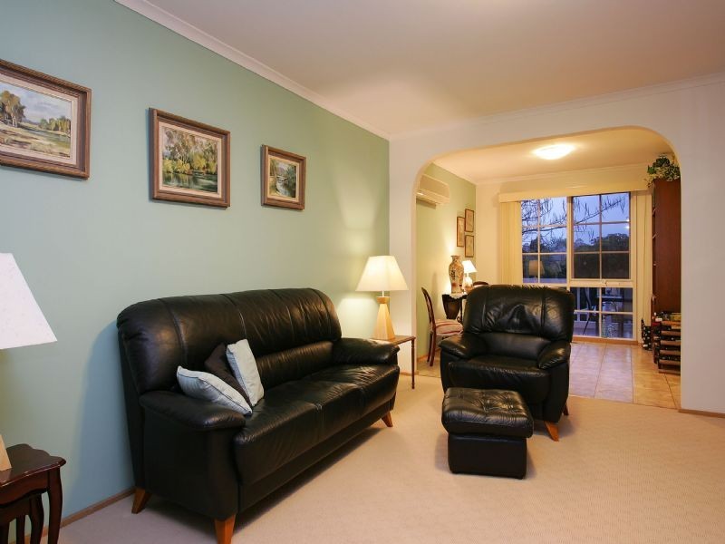 8 Nigel Crescent, Gladstone Park VIC 3043