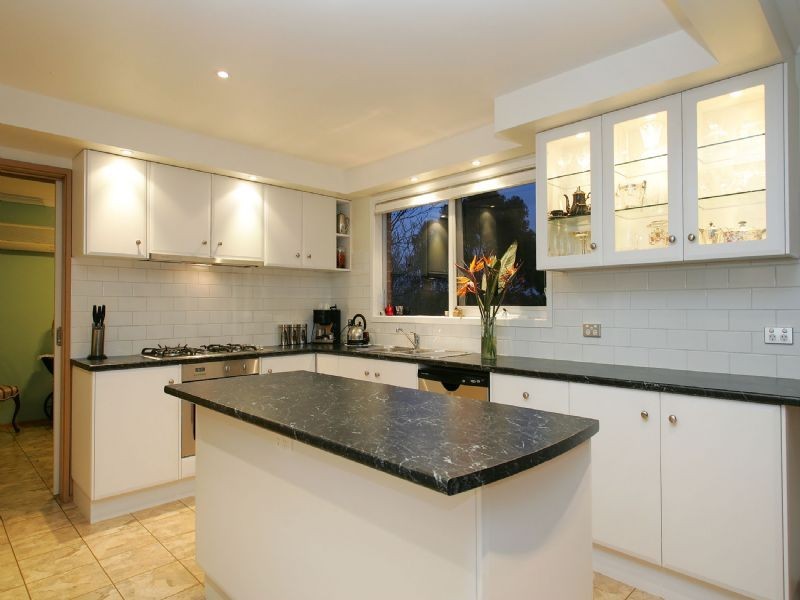 8 Nigel Crescent, Gladstone Park VIC 3043