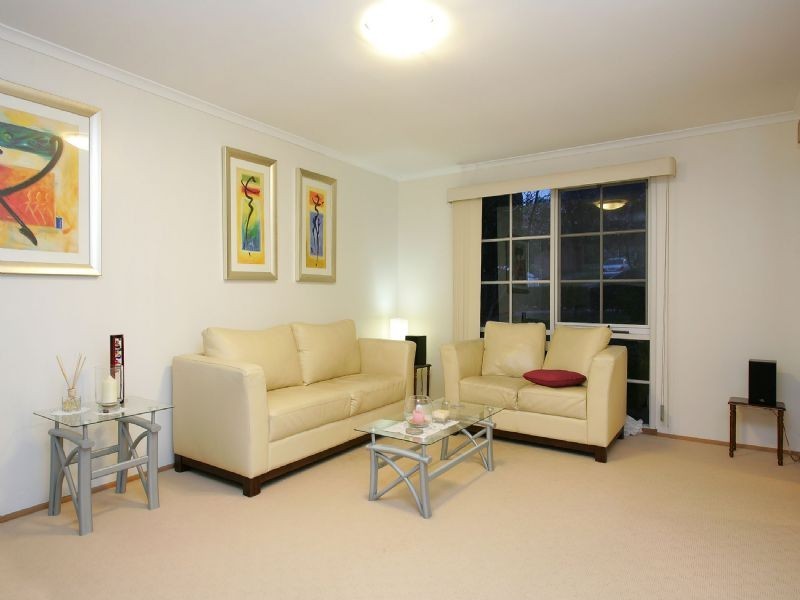 8 Nigel Crescent, Gladstone Park VIC 3043