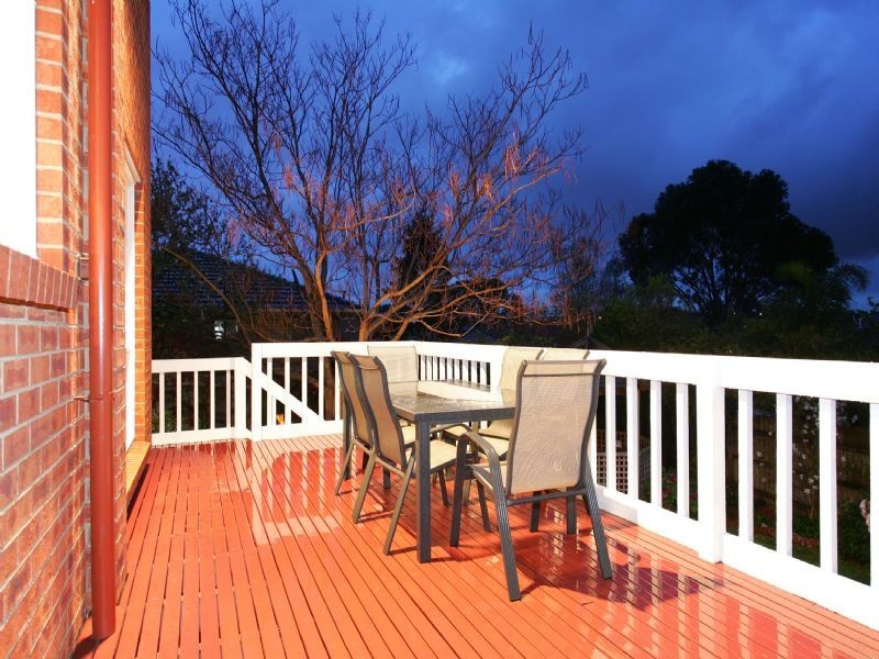 8 Nigel Crescent, Gladstone Park VIC 3043