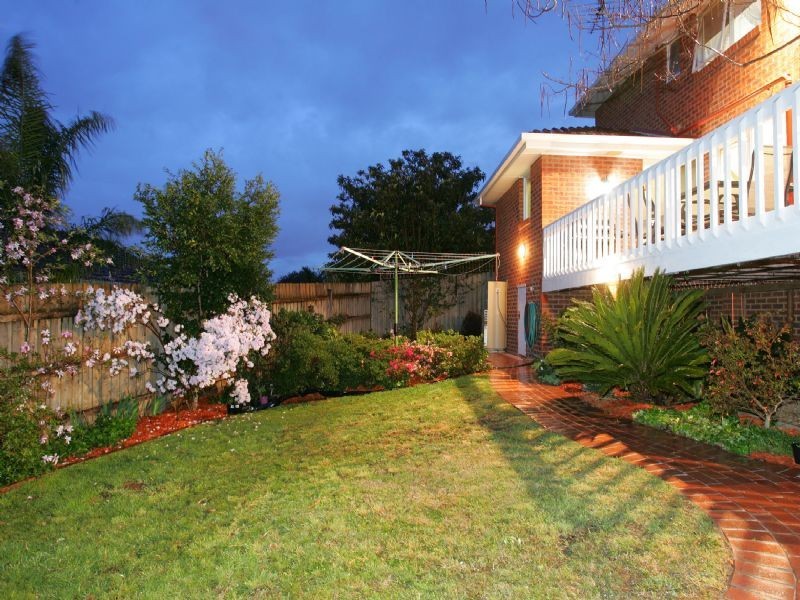 8 Nigel Crescent, Gladstone Park VIC 3043