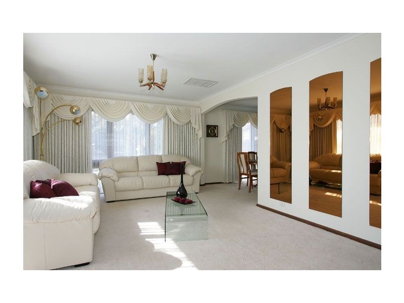 2 Farley Court, Gladstone Park VIC 3043