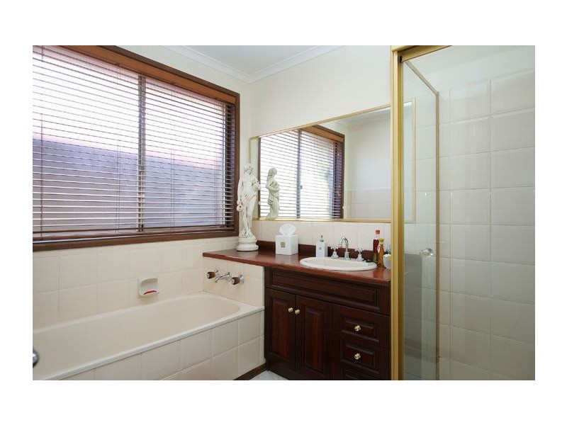 2 Farley Court, Gladstone Park VIC 3043