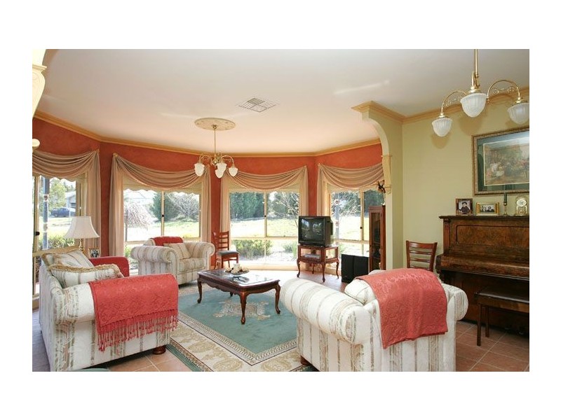 8 Welburn Place, Greenvale VIC 3059