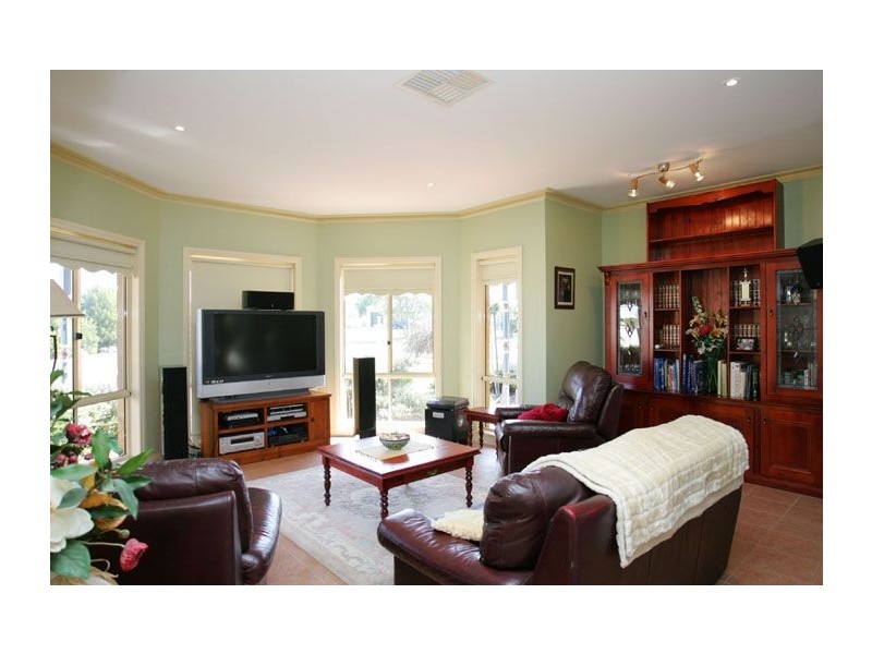 8 Welburn Place, Greenvale VIC 3059