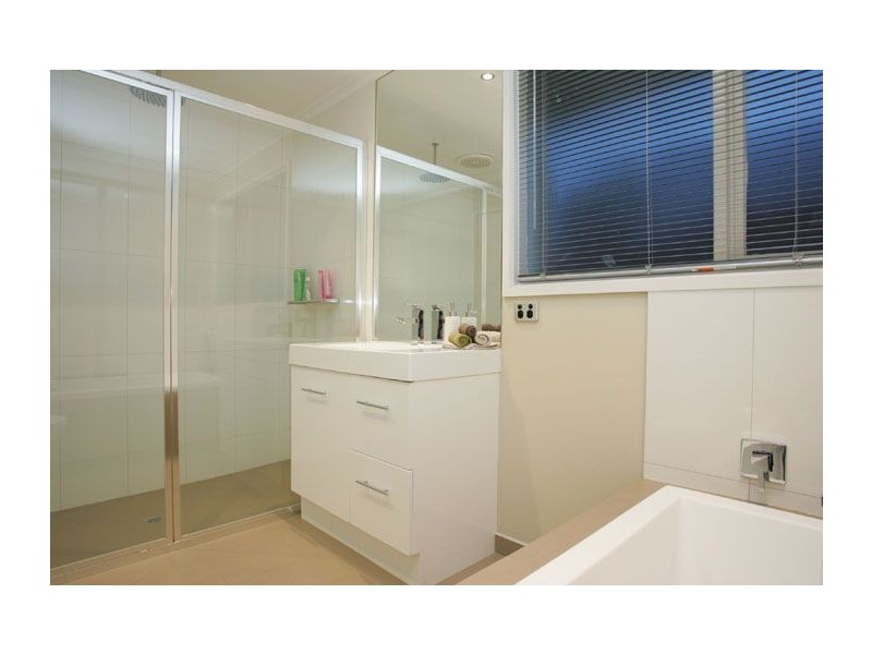 63 Lenoak Street, Gladstone Park VIC 3043