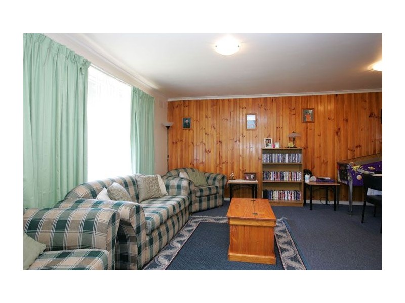 4 Ellesmere Crescent, Gladstone Park VIC 3043