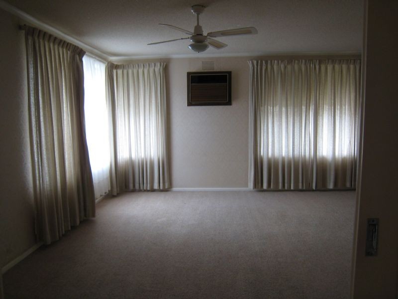 38 Wolverton Drive, Gladstone Park VIC 3043