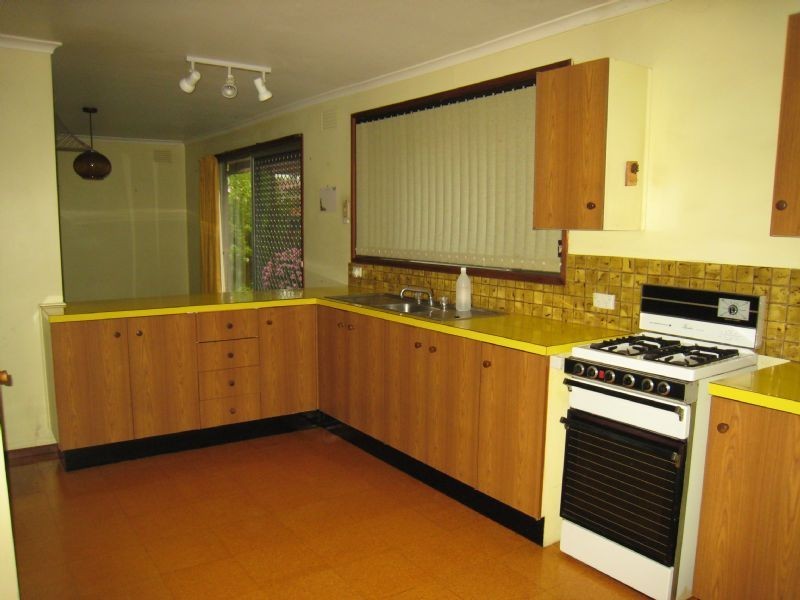 6 Hardy Close, Gladstone Park VIC 3043