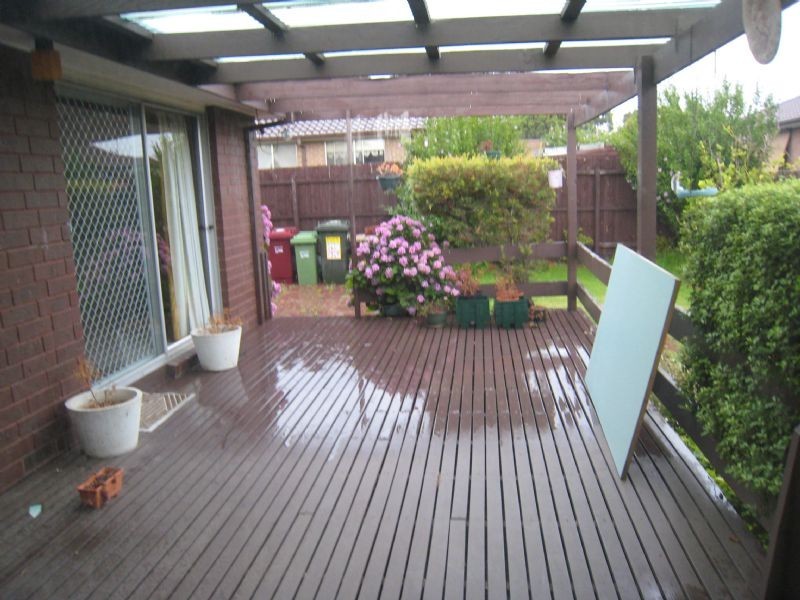 6 Hardy Close, Gladstone Park VIC 3043