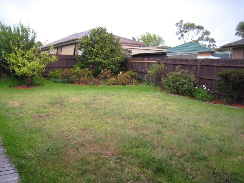6 Hardy Close, Gladstone Park VIC 3043