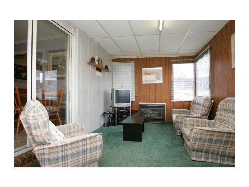 9 Drake Close, Gladstone Park VIC 3043