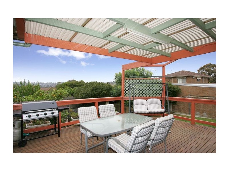 9 Drake Close, Gladstone Park VIC 3043