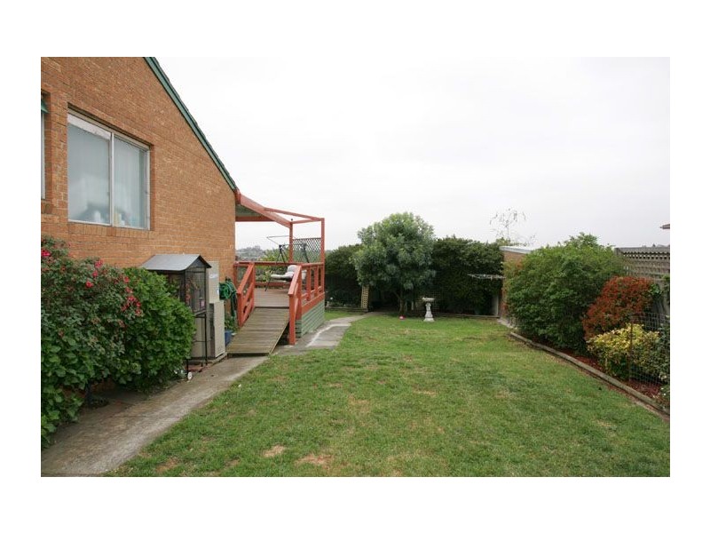 9 Drake Close, Gladstone Park VIC 3043