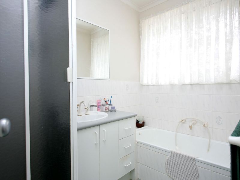 4 Cosdown Court, Gladstone Park VIC 3043
