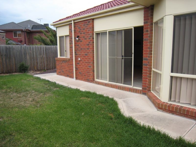 9 Hannah Pascoe Drive, Gowanbrae VIC 3043