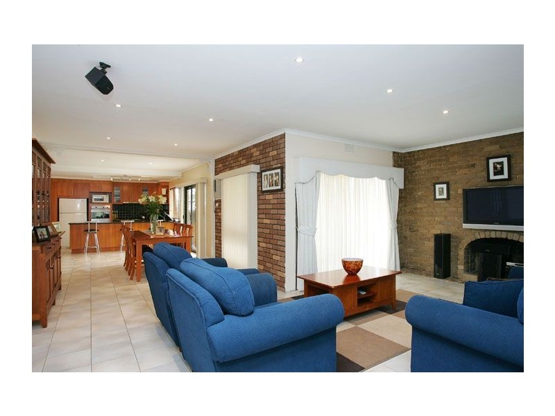 4 Royston Place, Gladstone Park VIC 3043