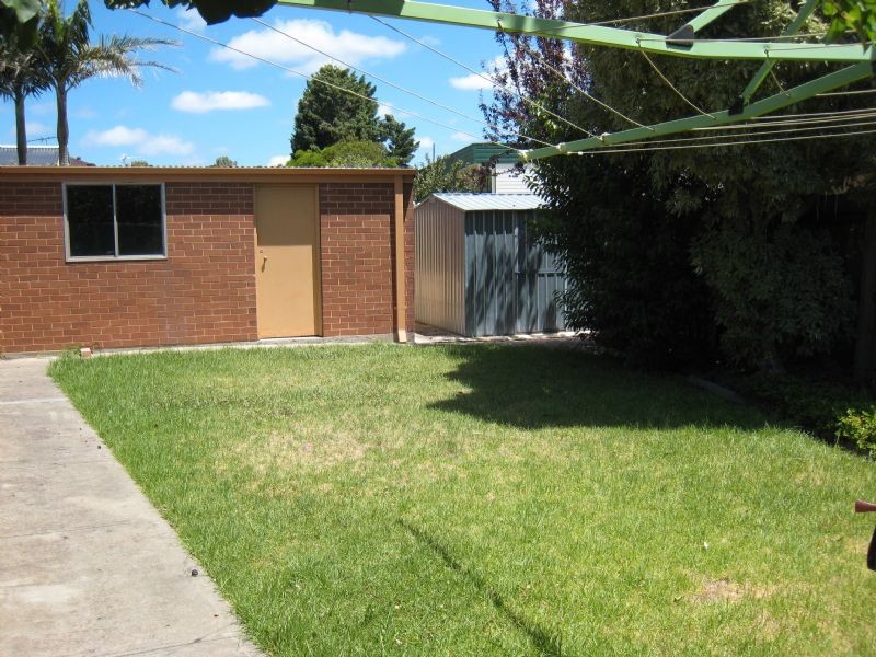 39 Wolverton Drive, Gladstone Park VIC 3043