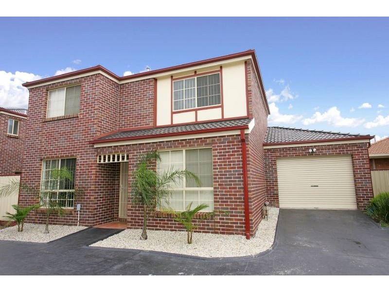 2/96 Lenoak Street, Gladstone Park VIC 3043