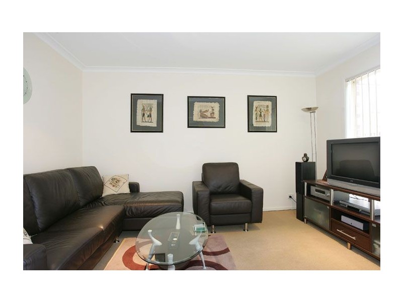 2/96 Lenoak Street, Gladstone Park VIC 3043