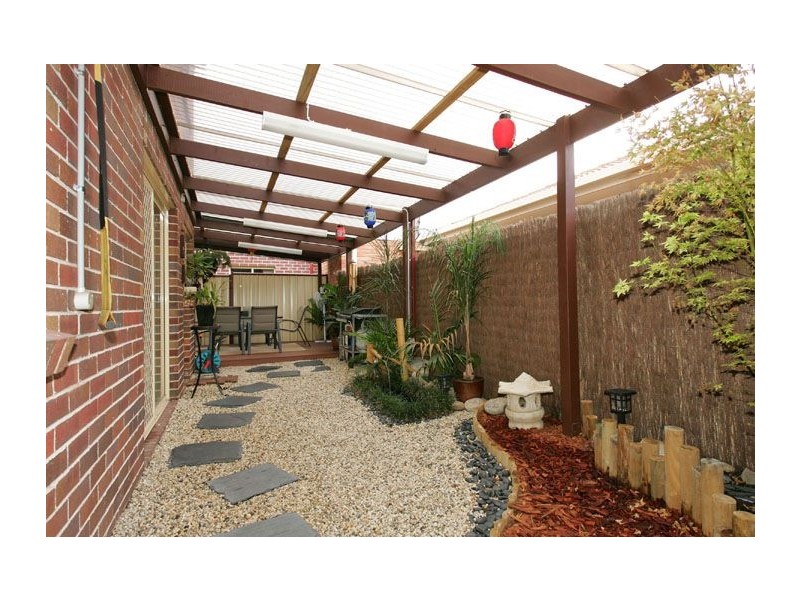 2/96 Lenoak Street, Gladstone Park VIC 3043