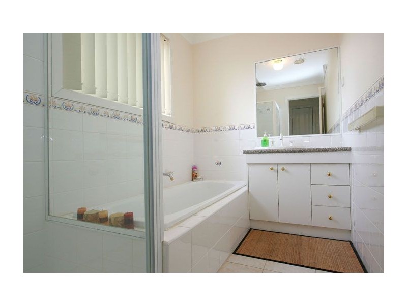 2/96 Lenoak Street, Gladstone Park VIC 3043