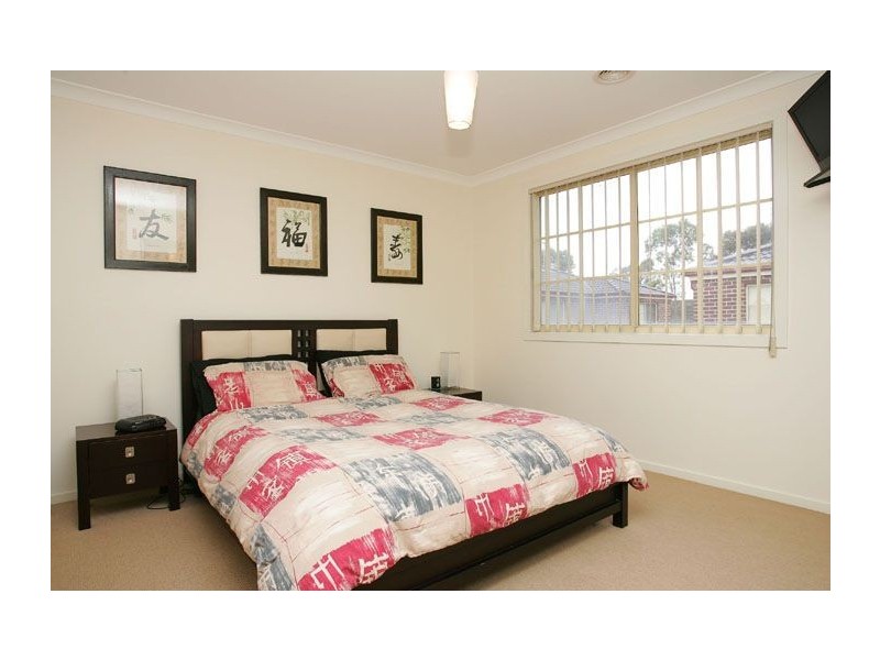 2/96 Lenoak Street, Gladstone Park VIC 3043
