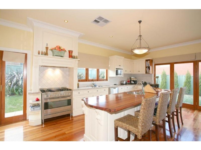 6 Gatehouse Drive, Attwood VIC 3049