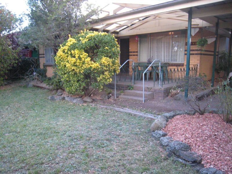 16 Samara Grove, Gladstone Park VIC 3043