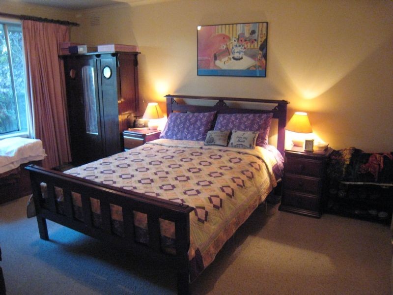 16 Samara Grove, Gladstone Park VIC 3043