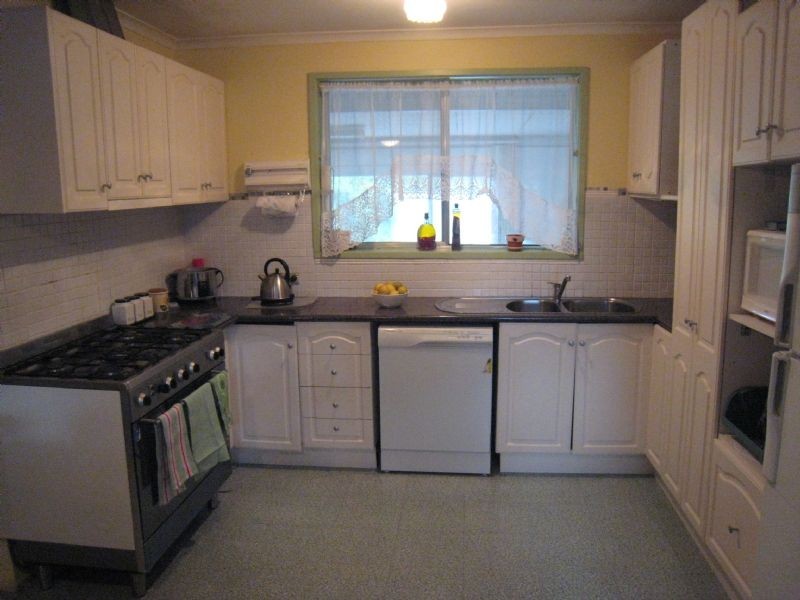 16 Samara Grove, Gladstone Park VIC 3043