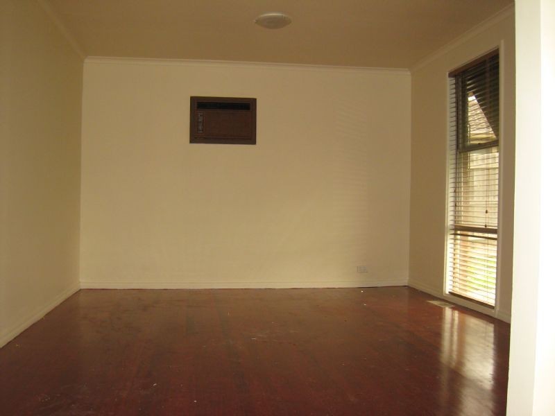 8 Crosby Close, Gladstone Park VIC 3043