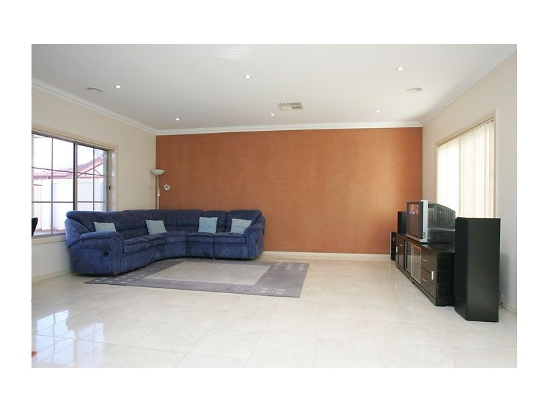 2/46 Waratah Avenue, Tullamarine VIC 3043