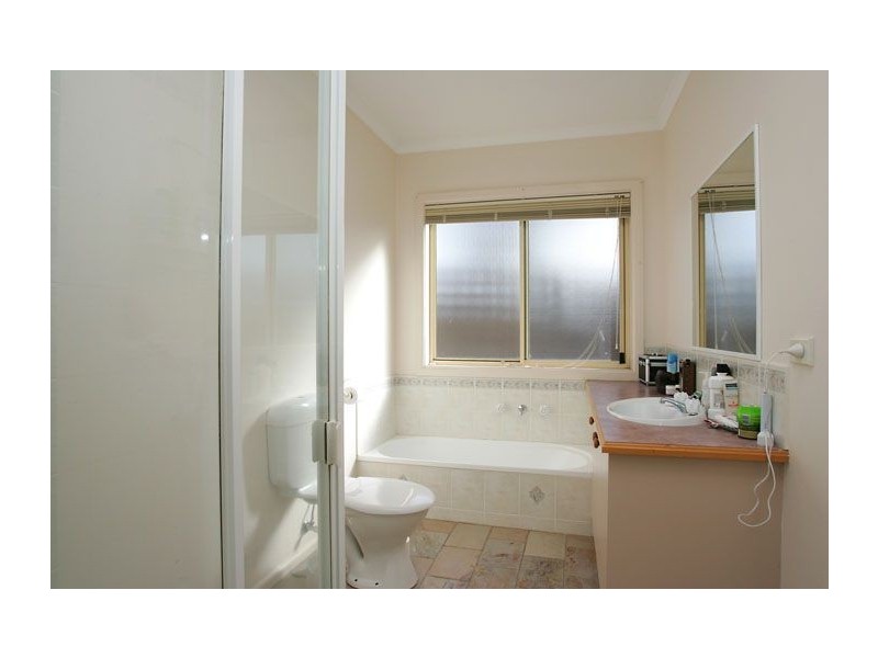 2/22 Osborne Avenue, Gladstone Park VIC 3043