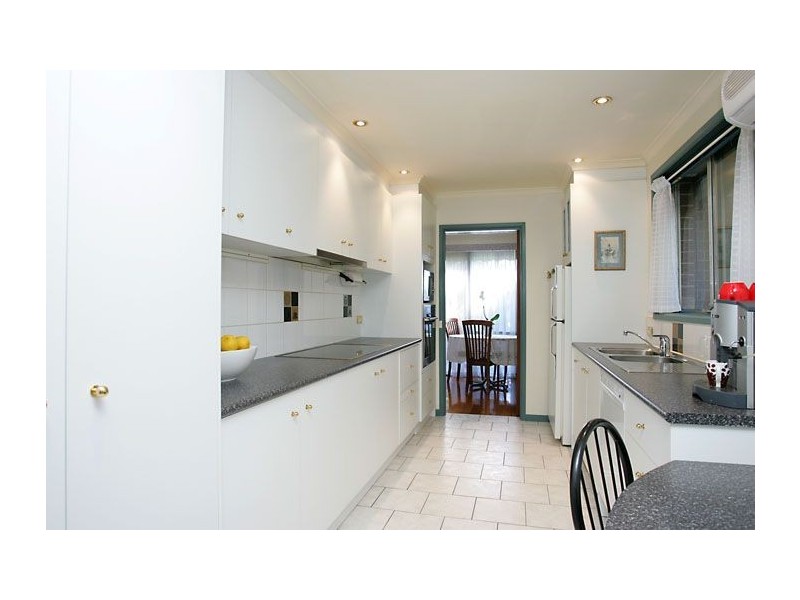 8 Gaynor Crescent, Gladstone Park VIC 3043