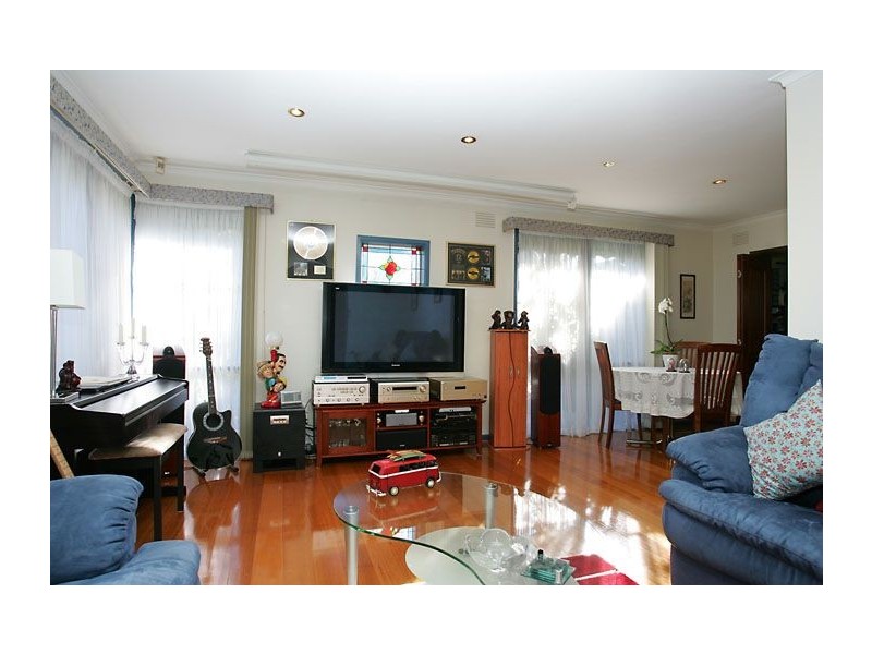 8 Gaynor Crescent, Gladstone Park VIC 3043