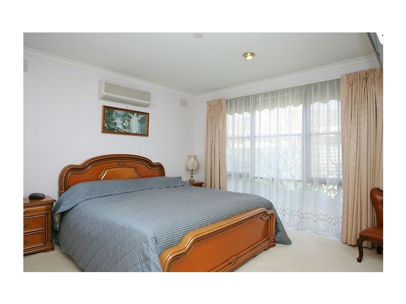 8 Gaynor Crescent, Gladstone Park VIC 3043