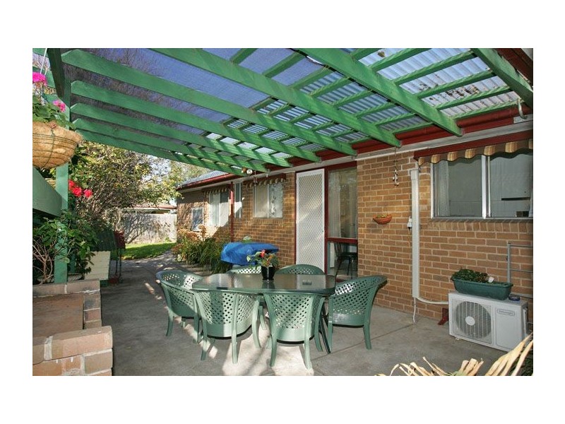 8 Gaynor Crescent, Gladstone Park VIC 3043