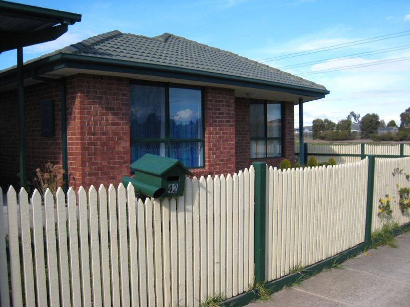 42 McIntyre Road, Roxburgh Park VIC 3064